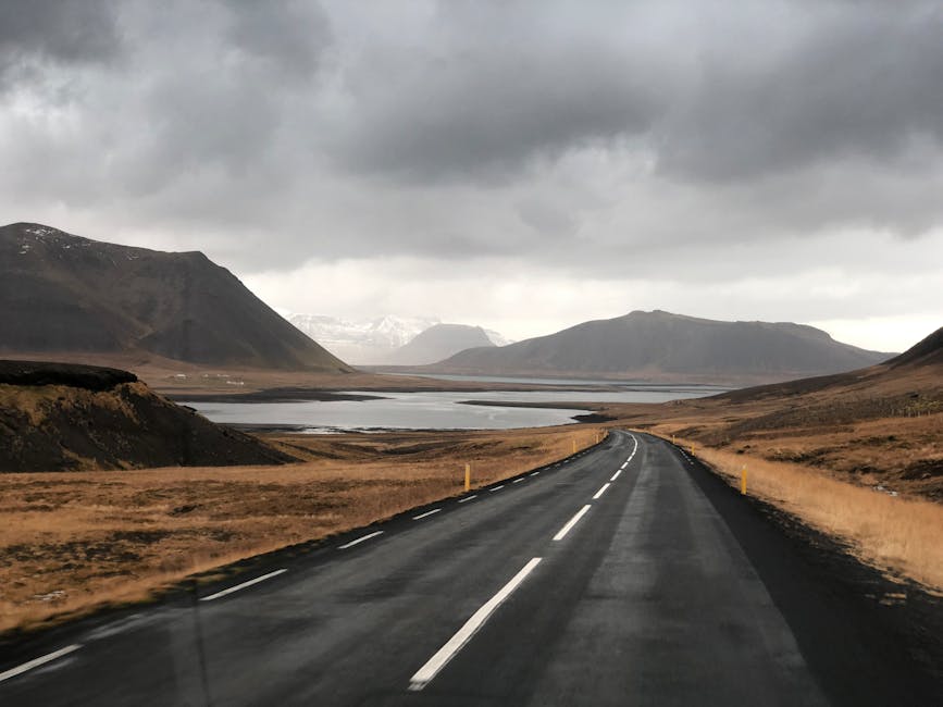 Explore the breathtaking Icelandic countryside with this stunning mountain road view, perfect for nature lovers. — Photo de KúKú Campers sur Pexels
