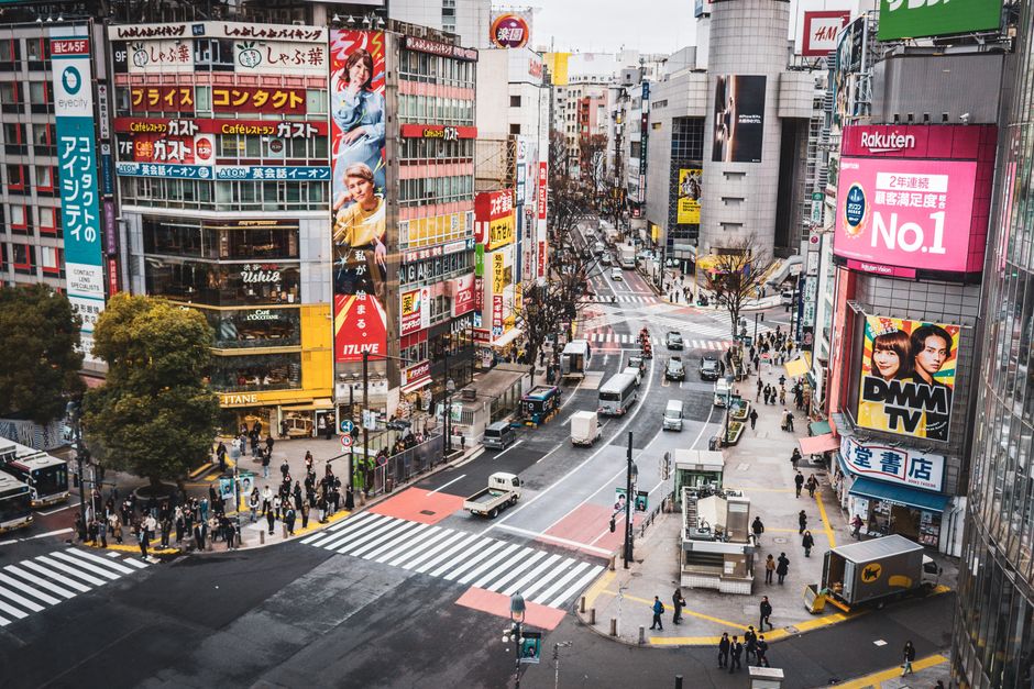 A bustling aerial view of Shibuya Crossing in Tokyo with vibrant signage and crowds. — Photo de Boris Dahm sur Pexels