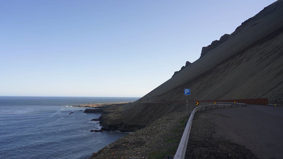 Captivating view of Iceland's coastal road along a mountainous terrain with ocean backdrop. — Photo de X1ntao ZHOU sur Pexels