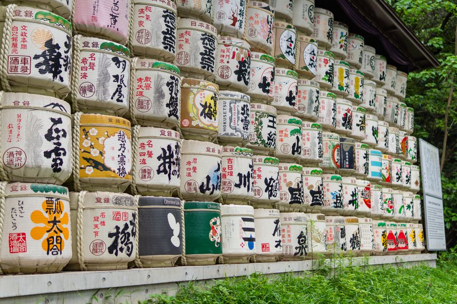 Colorful traditional sake barrels stacked at a Shinto shrine in Japan. — Photo de Talha Resitoglu sur Pexels