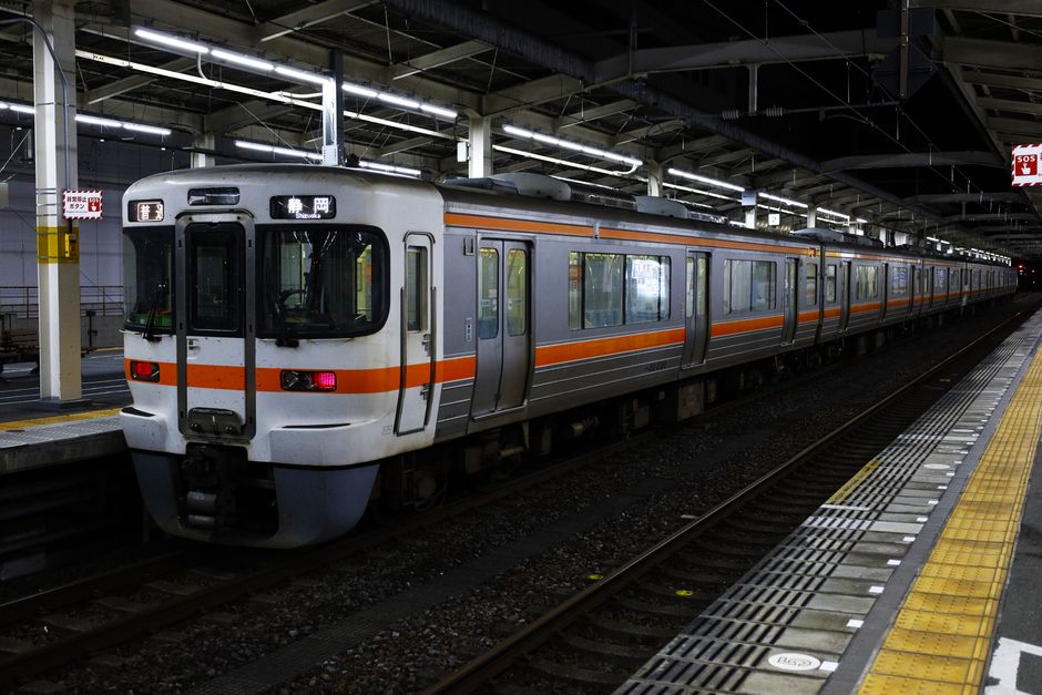 A JR Series 313 train at Shizuoka station in Japan during night time, showcasing railway travel. — Photo de Glen Zi 加侖子 sur Pexels